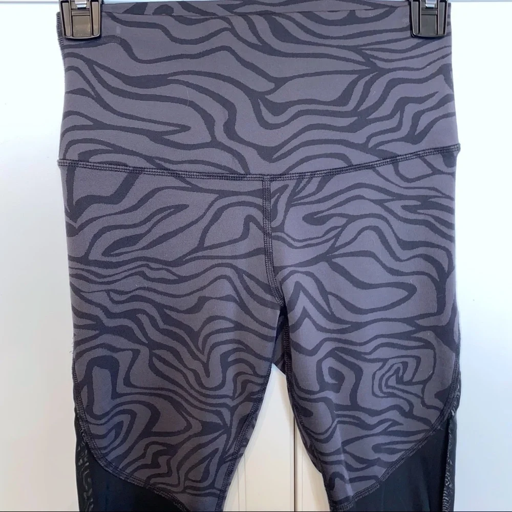 Alo Gray/Black Zebra Air Brushed Capri Leggings Small Yoga Animal Print